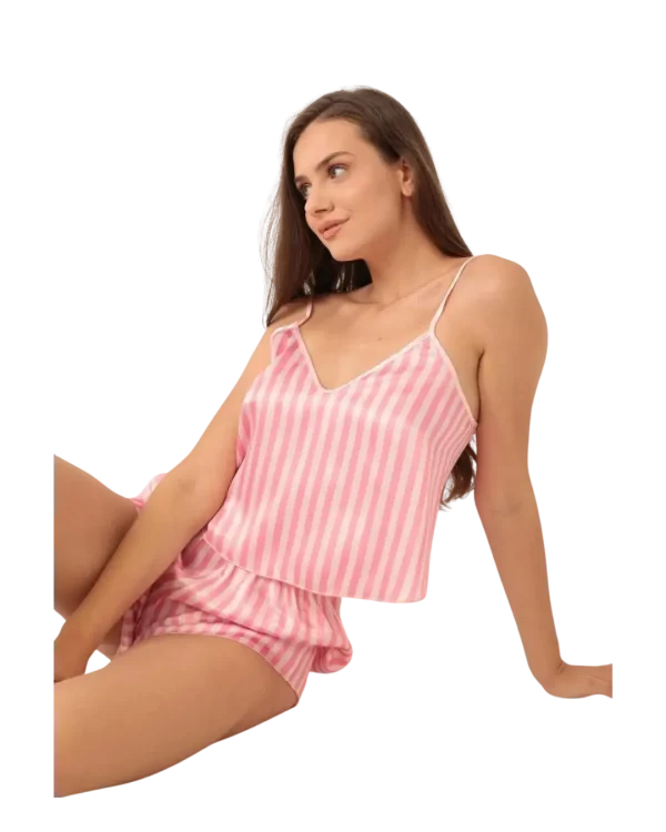 Love Secret pembe çizgili saten şortlu kadın gecelik takımı oturma